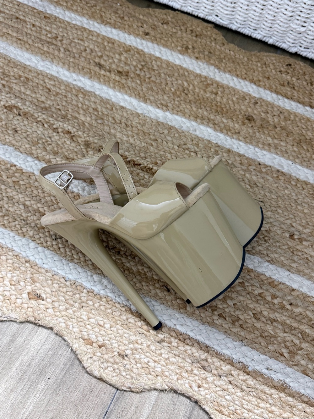 Very high platform heel size 6